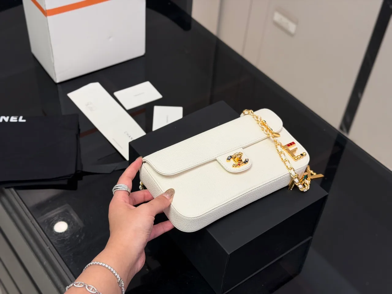 Chanel Chain shoulder bag in Black & White & Grey · view 4