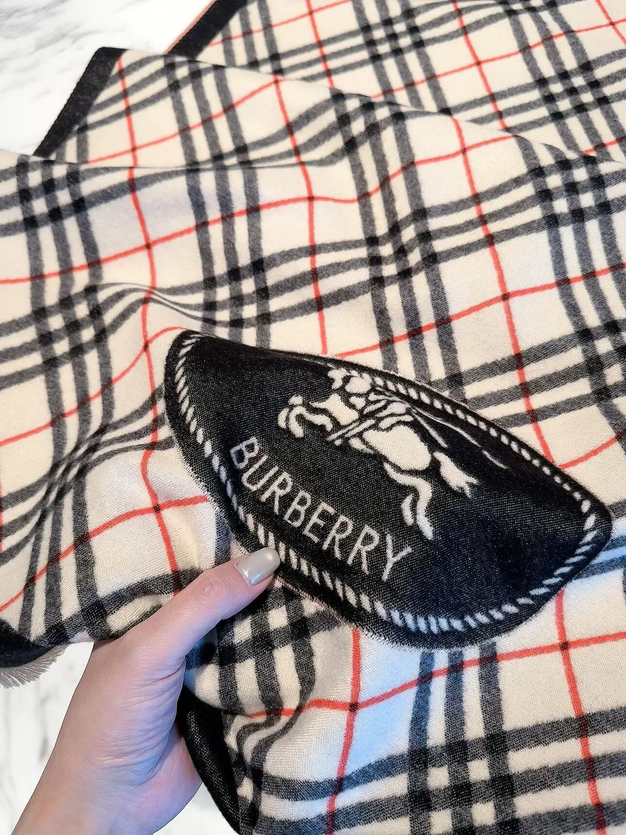 Burberry Reversible check scarf in Beige · view 8