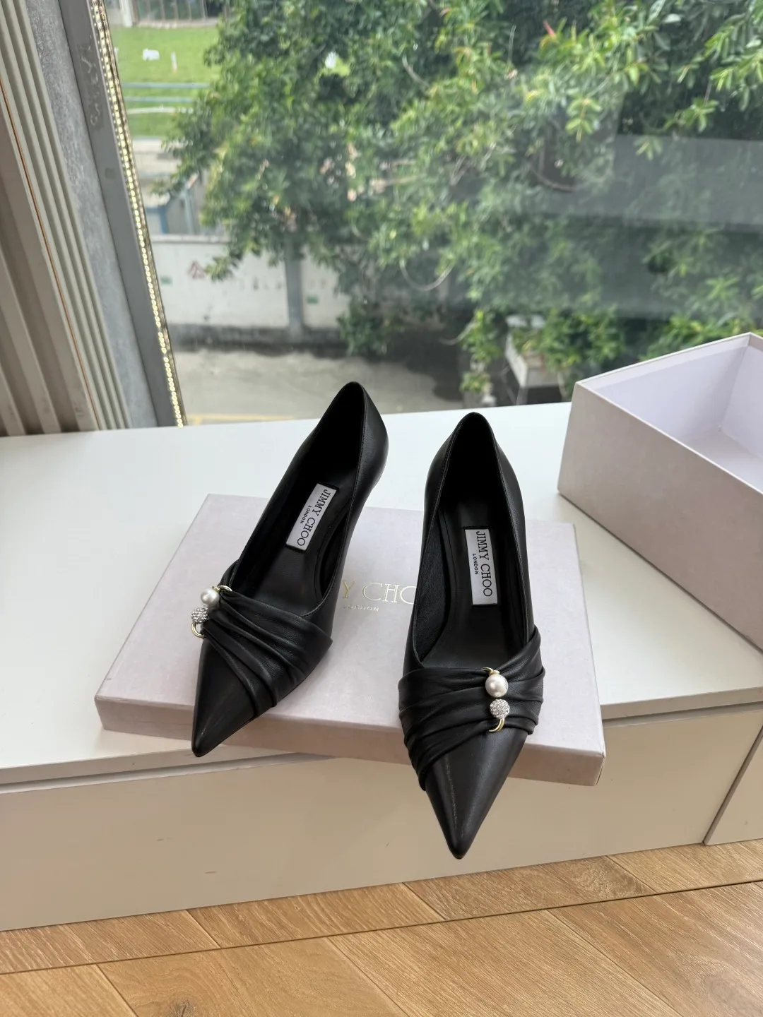 Jimmy Choo Smooth Pointed-Toe Bow Knotted Pointed Pumps in Black · view 4