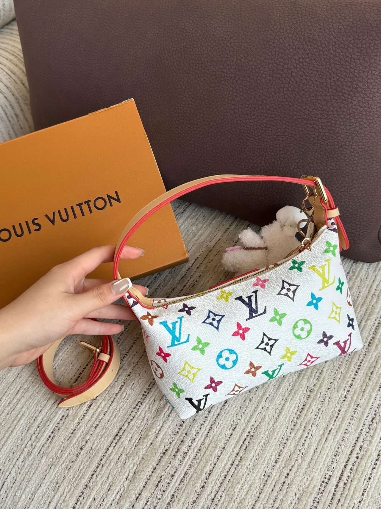 Louis Vuitton Shoulder Bag in White · view 3