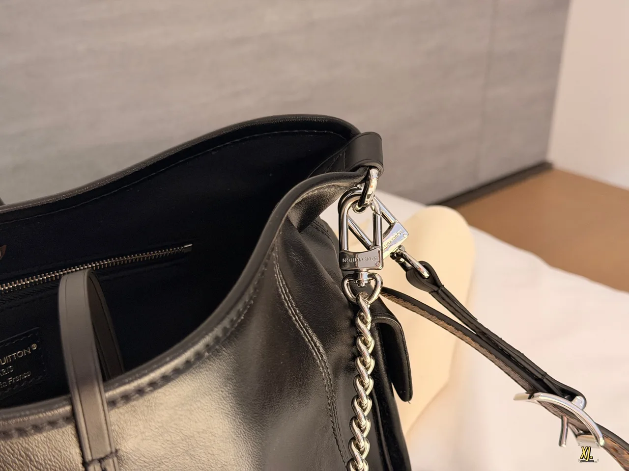 Louis Vuitton Hobo Bag in Black · view 5