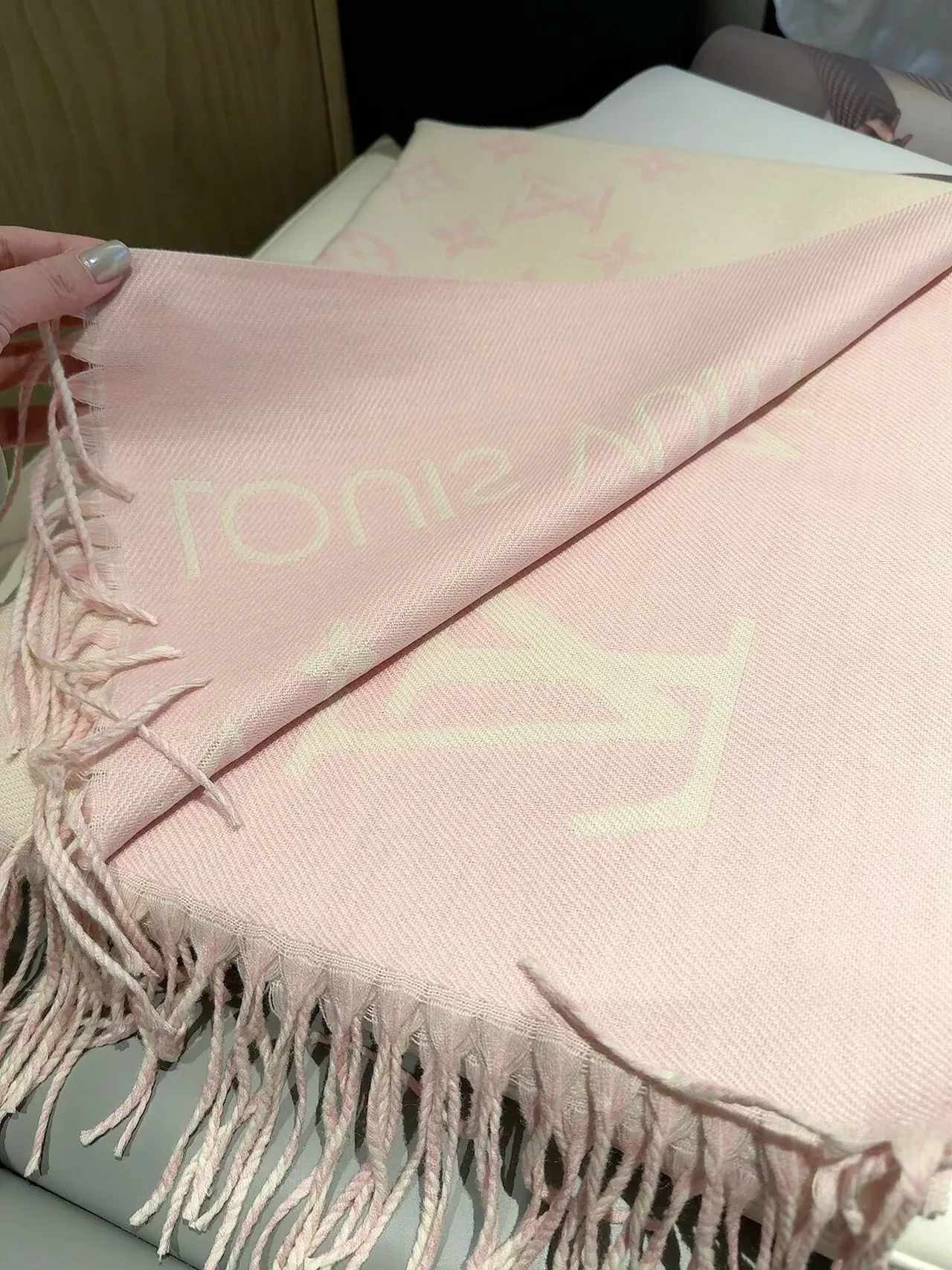 Louis Vuitton Reversible monogram fringed scarf in Pink & White · view 7