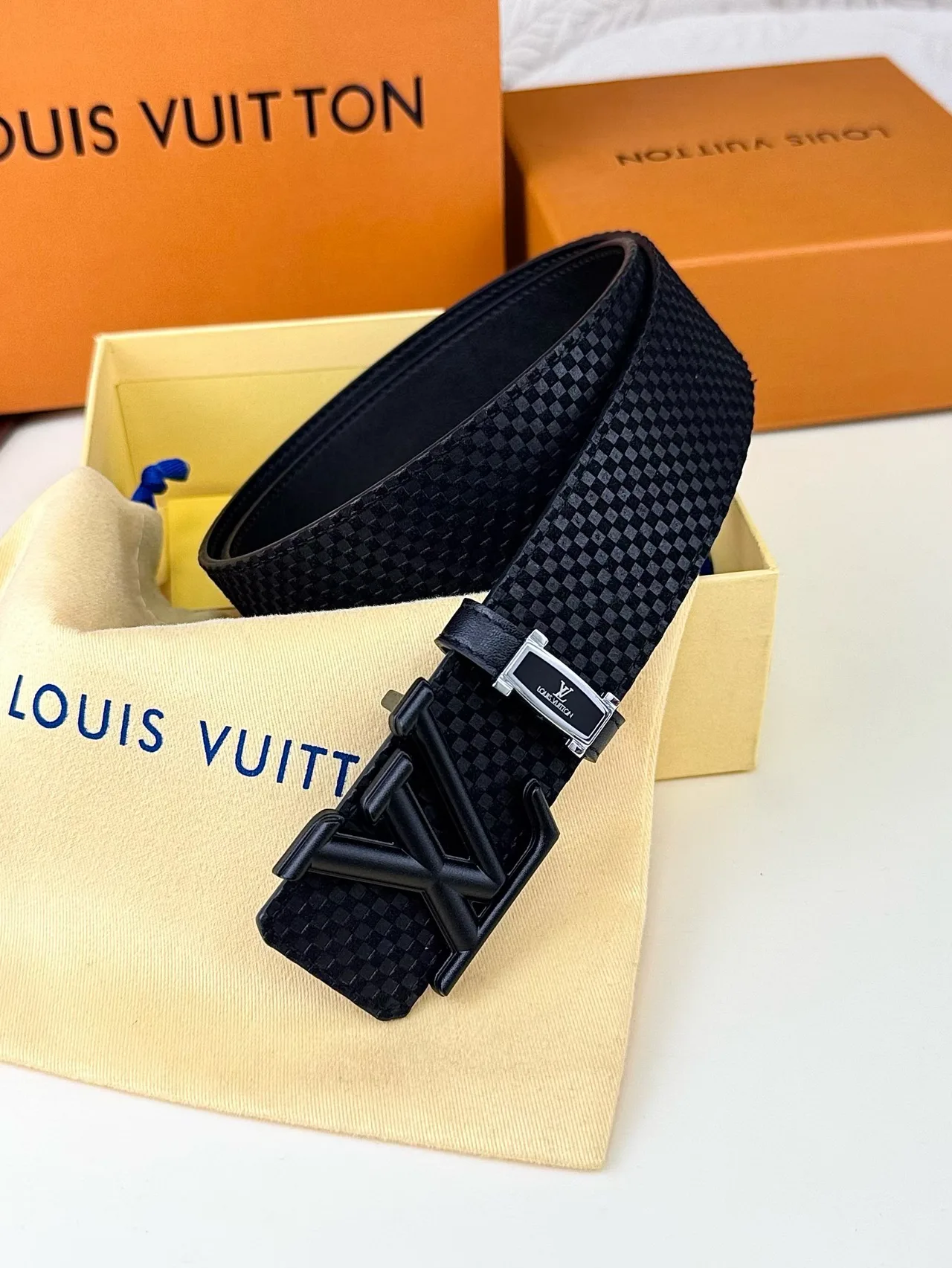 Louis Vuitton Textured LV buckle belt in Black · view 1