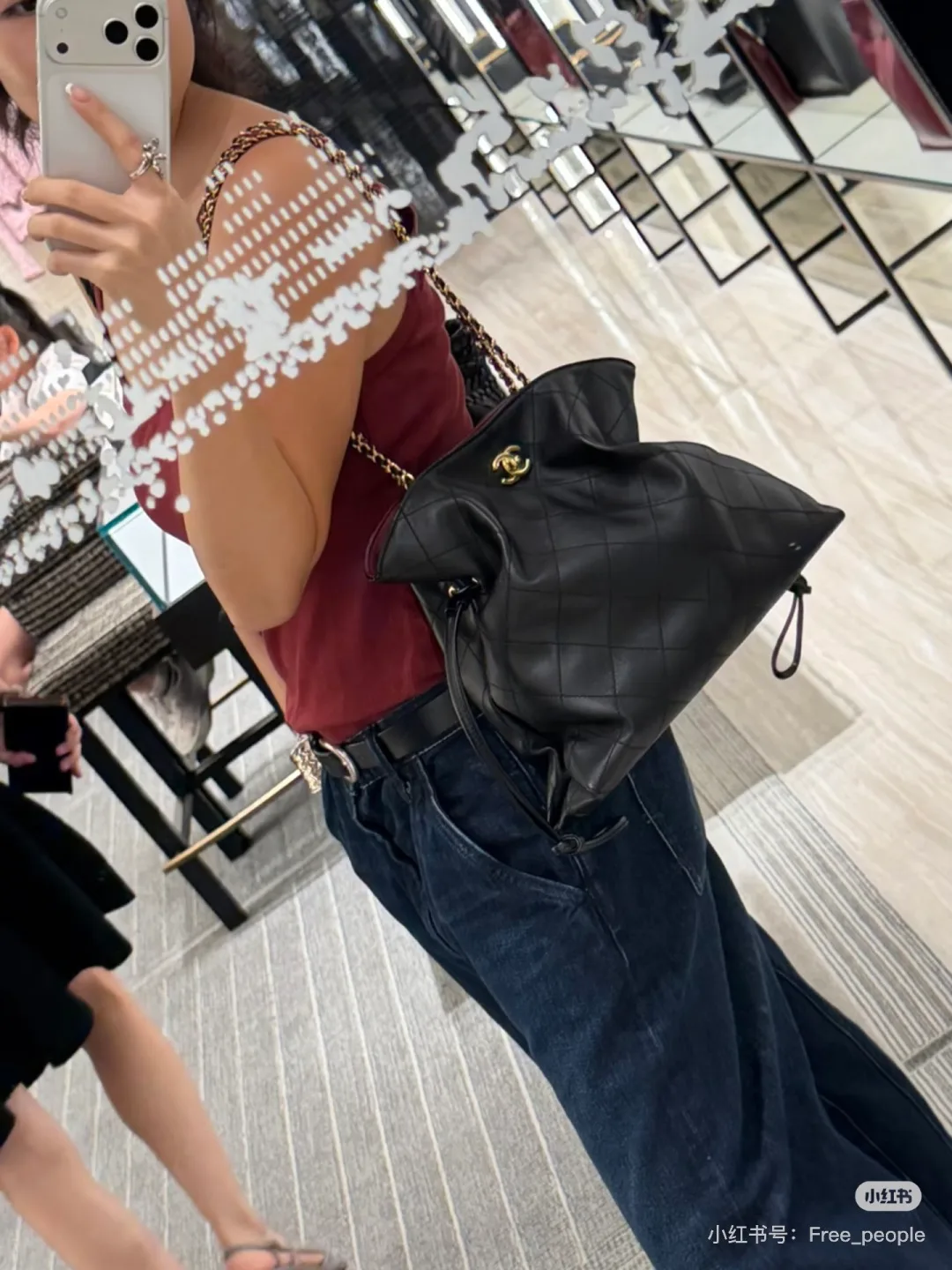Chanel Chain bucket shoulder bag in Black / Beige · view 4