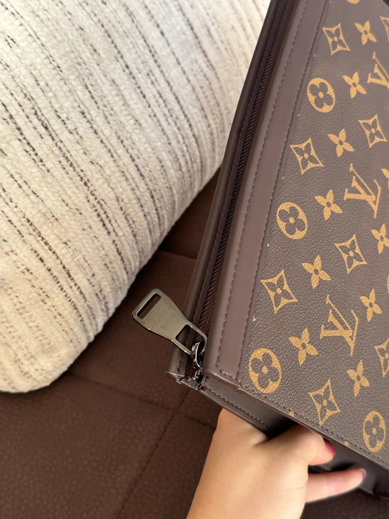 Louis Vuitton Clutch in Brown · view 7