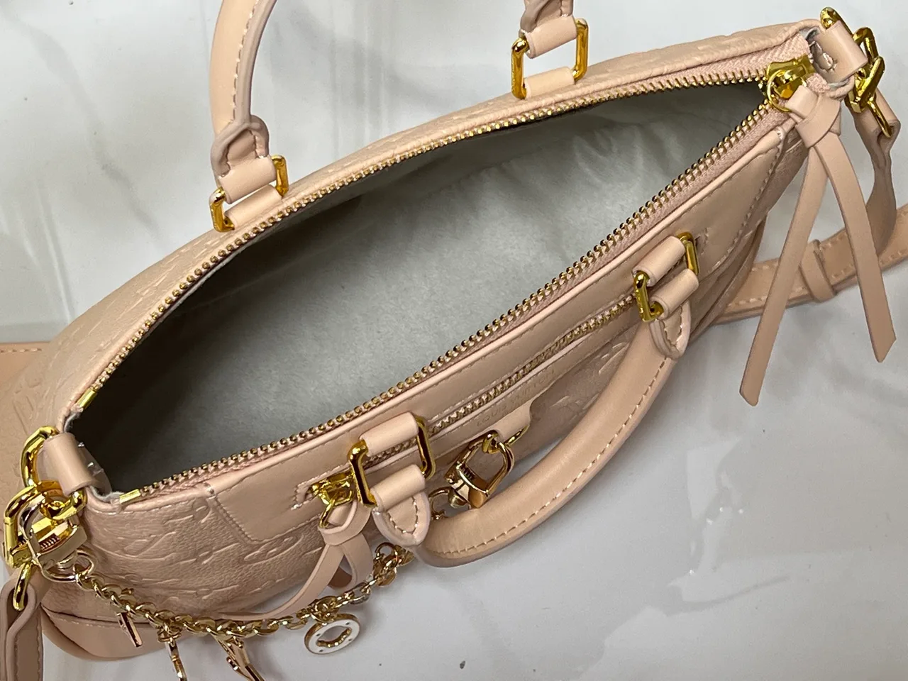 Louis Vuitton Leather Tote in Pink · view 8