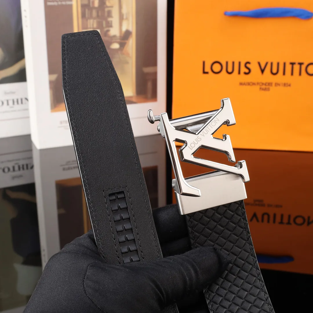 Louis Vuitton Textured automatic LV buckle belt in Black · view 6