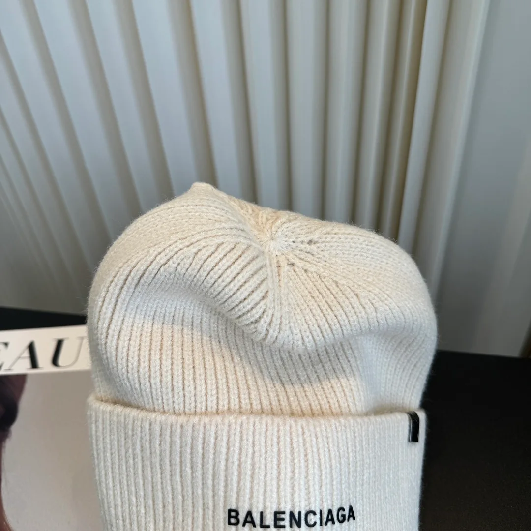 Balenciaga Beanie in White · view 7