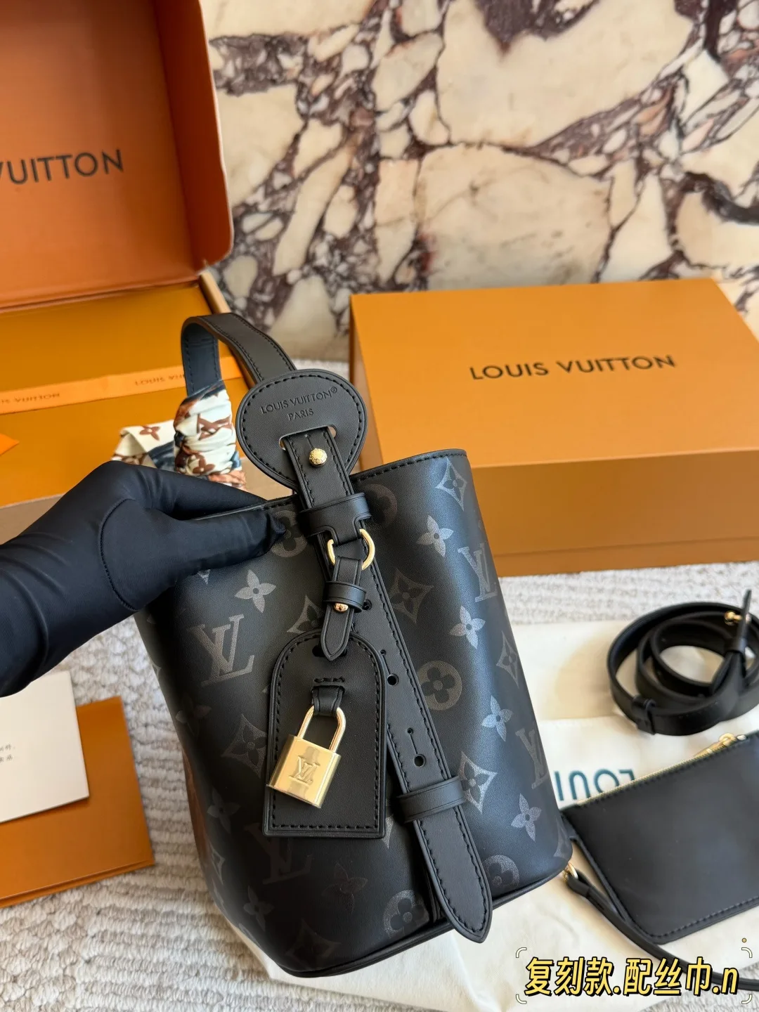 Louis Vuitton Monogram Glossy Bucket Bag in Black · view 2