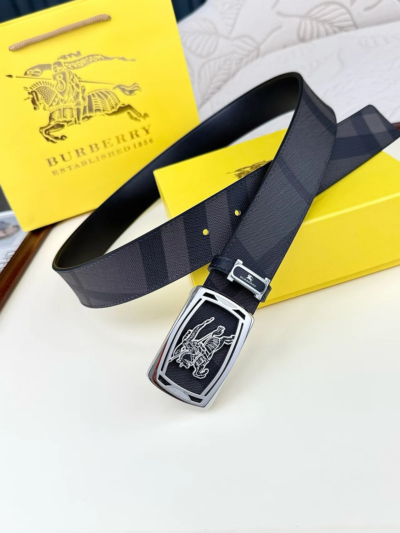 Burberry Rectangular buckle belt in Black · view 4