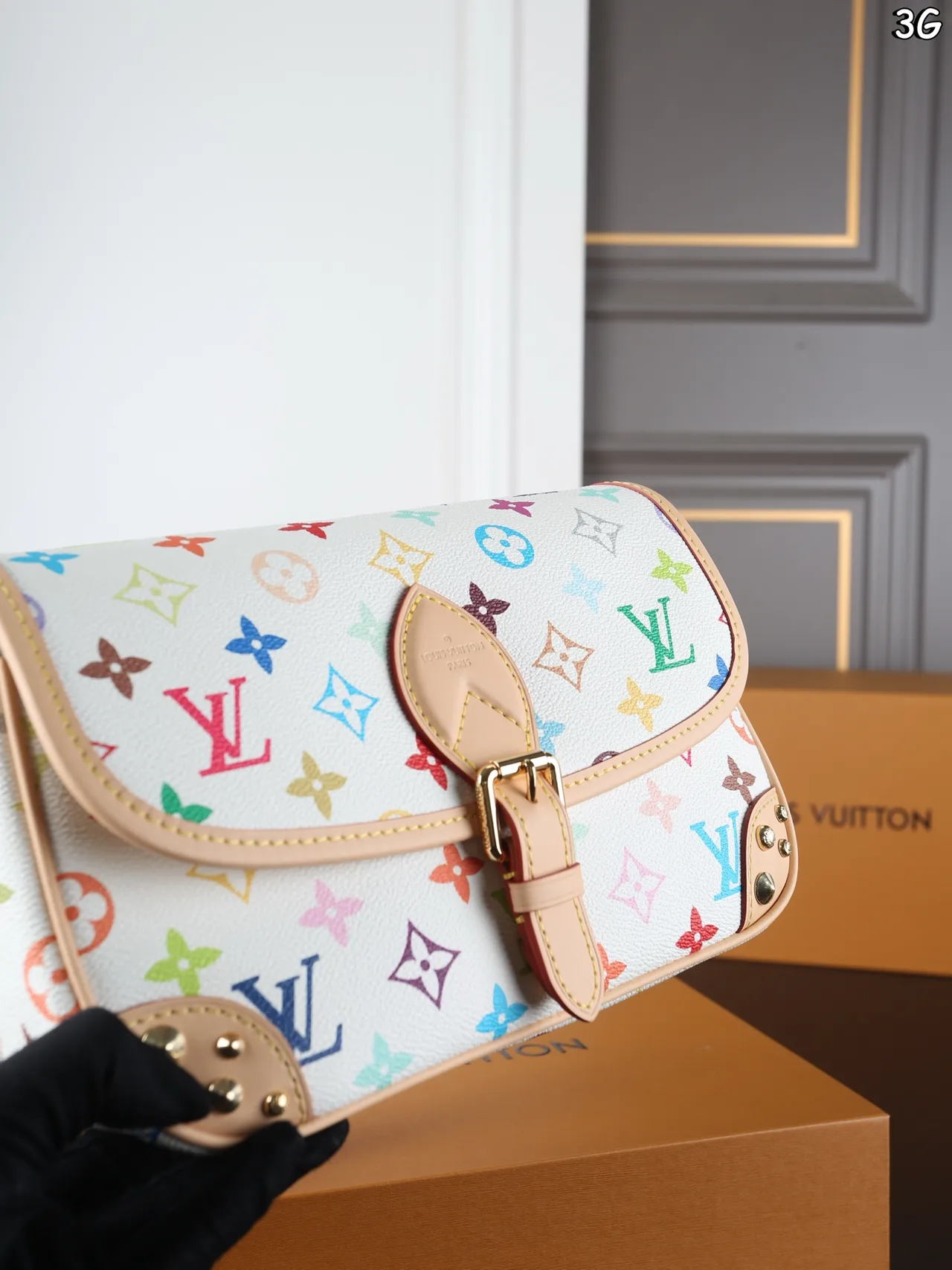 Louis Vuitton Baguette Shoulder Bag in White · view 5