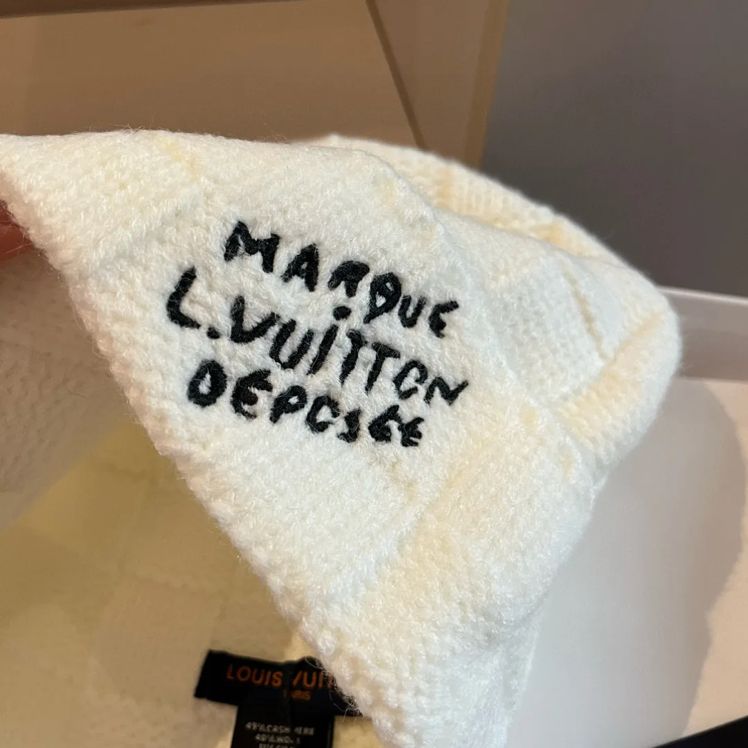 Louis Vuitton Maison Vuitton knit beanie in Cream & Black · view 7