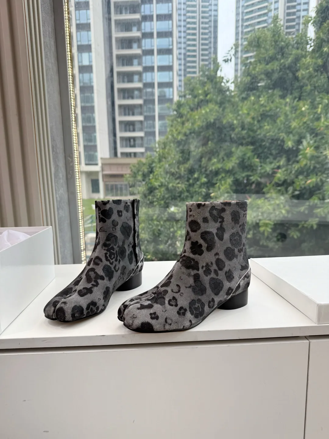 Maison Margiela Cowhide Glossy Pointed-Toe Chelsea Boots in Grey · view 2