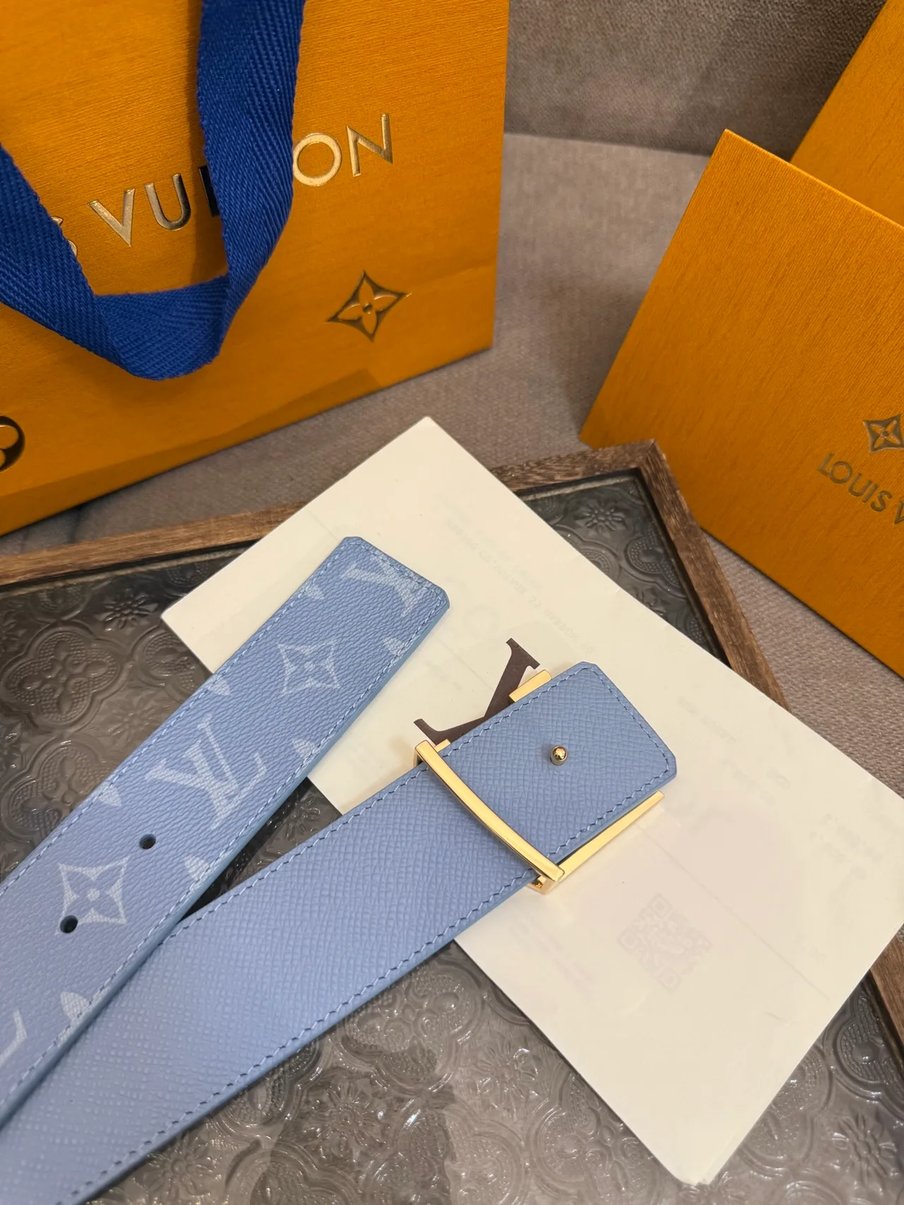 Louis Vuitton Leather Glossy Reversible monogram buckle belt in Blue · view 7