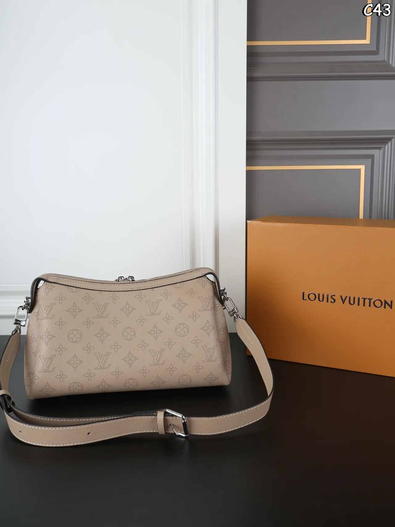 Louis Vuitton Shoulder Bag in Grey · view 2