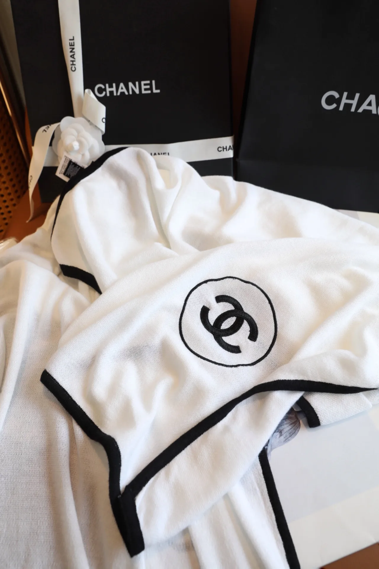 Chanel Circle CC fringed scarf in Black & White · view 6