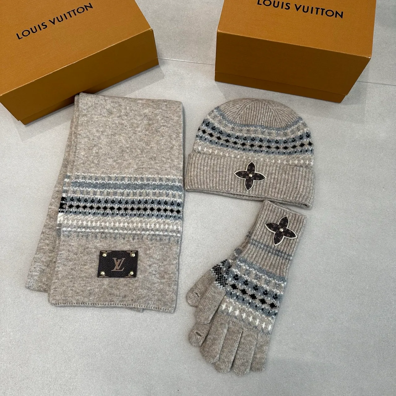 Louis Vuitton Hat scarf and gloves knit set in Grey & Burgundy & Cream · view 1