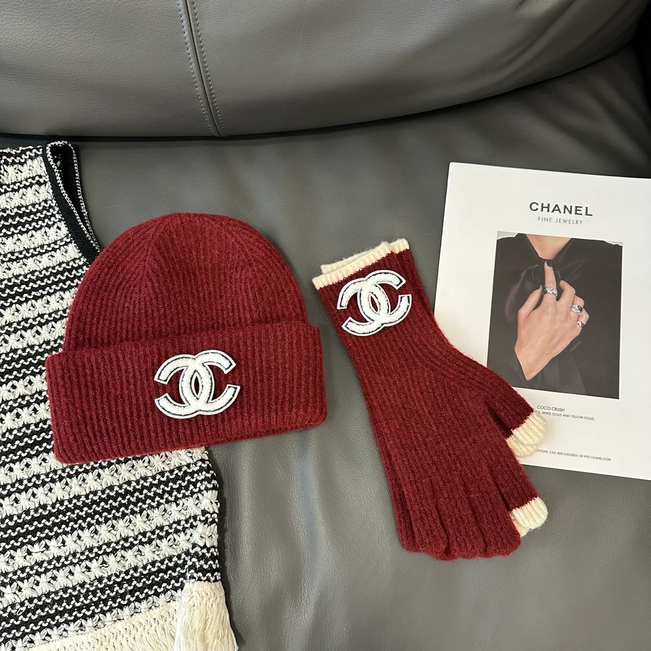 Chanel Hat scarf and gloves knit set in Black & Burgundy · view 5