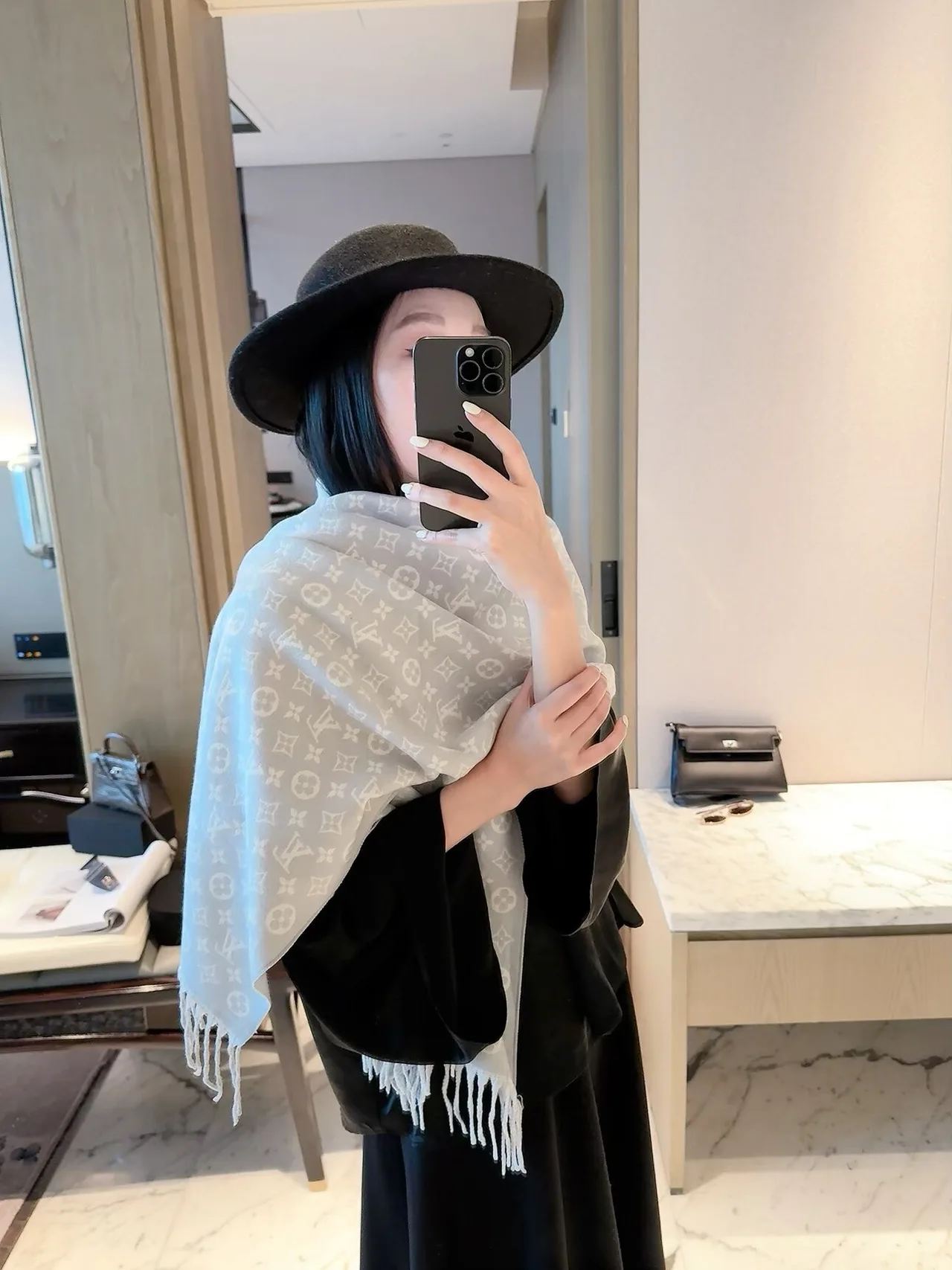 Louis Vuitton Reversible monogram fringed scarf in Grey & Brown · view 4