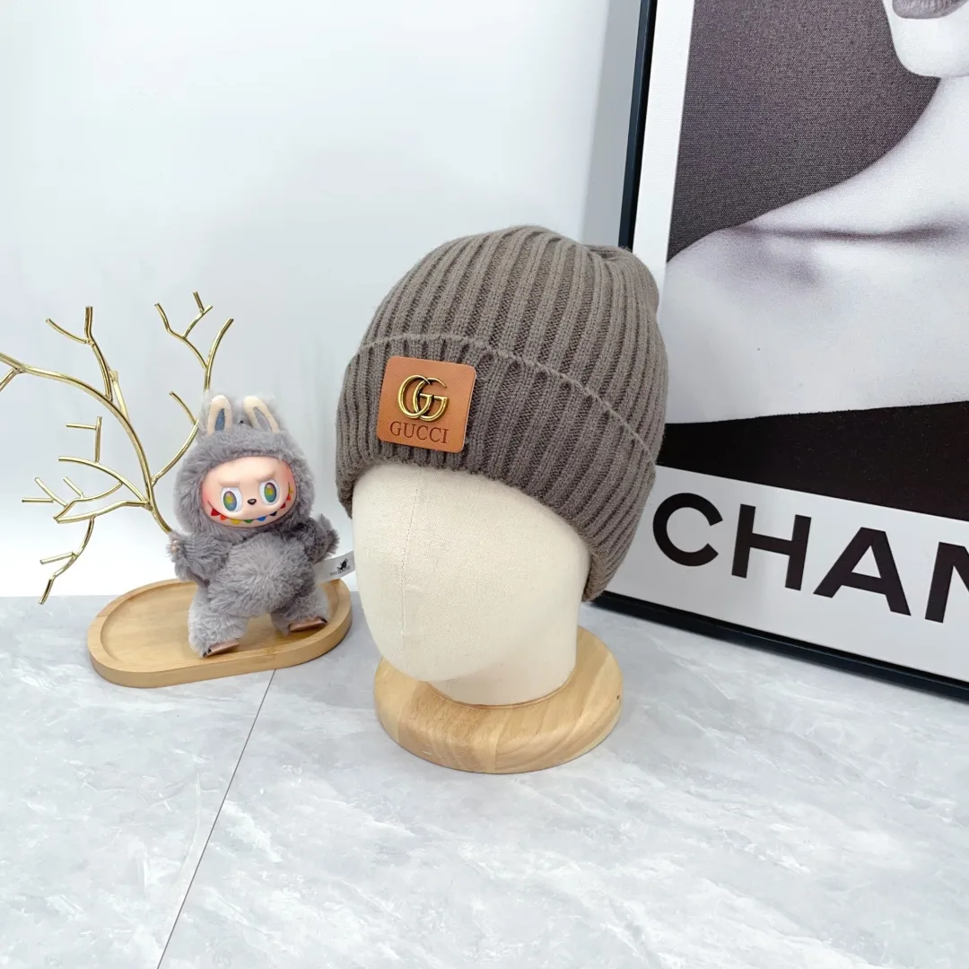 Gucci Wool Hat Scarf and Gloves Set in Beige · view 3
