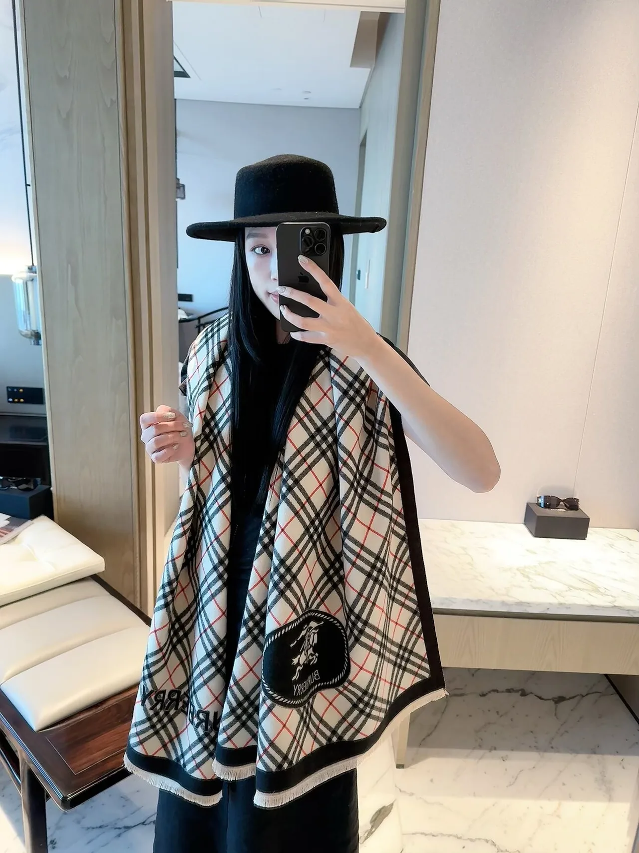 Burberry Reversible check scarf in Beige · view 5