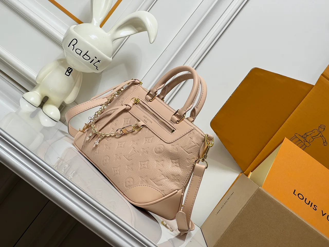 Louis Vuitton Leather Tote in Pink · view 3