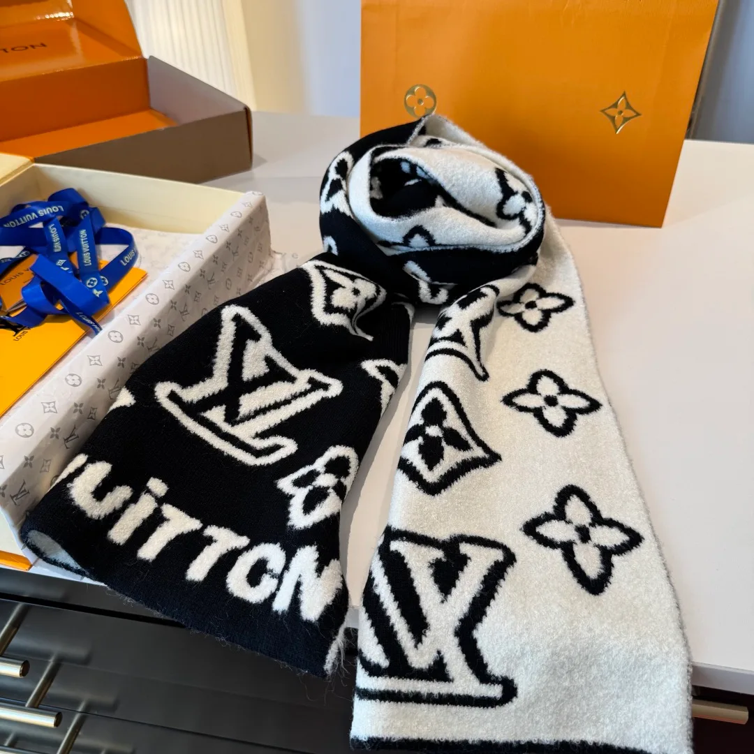 Louis Vuitton Cashmere Reversible monogram scarf in Black · view 1