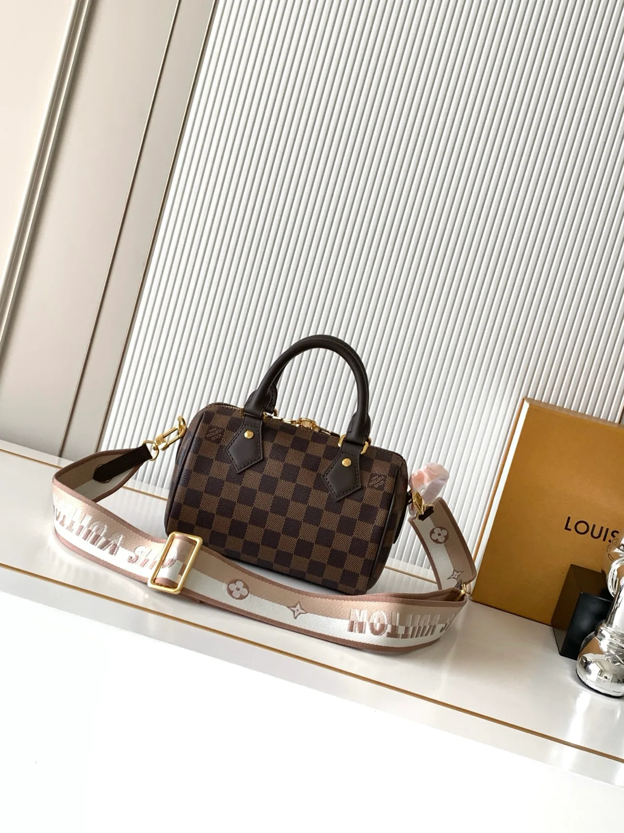 Louis Vuitton Speedy Handbag in Brown · view 3