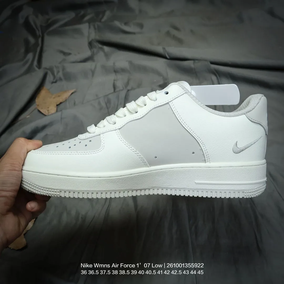 Nike Low-Top Sneakers in White · view 4