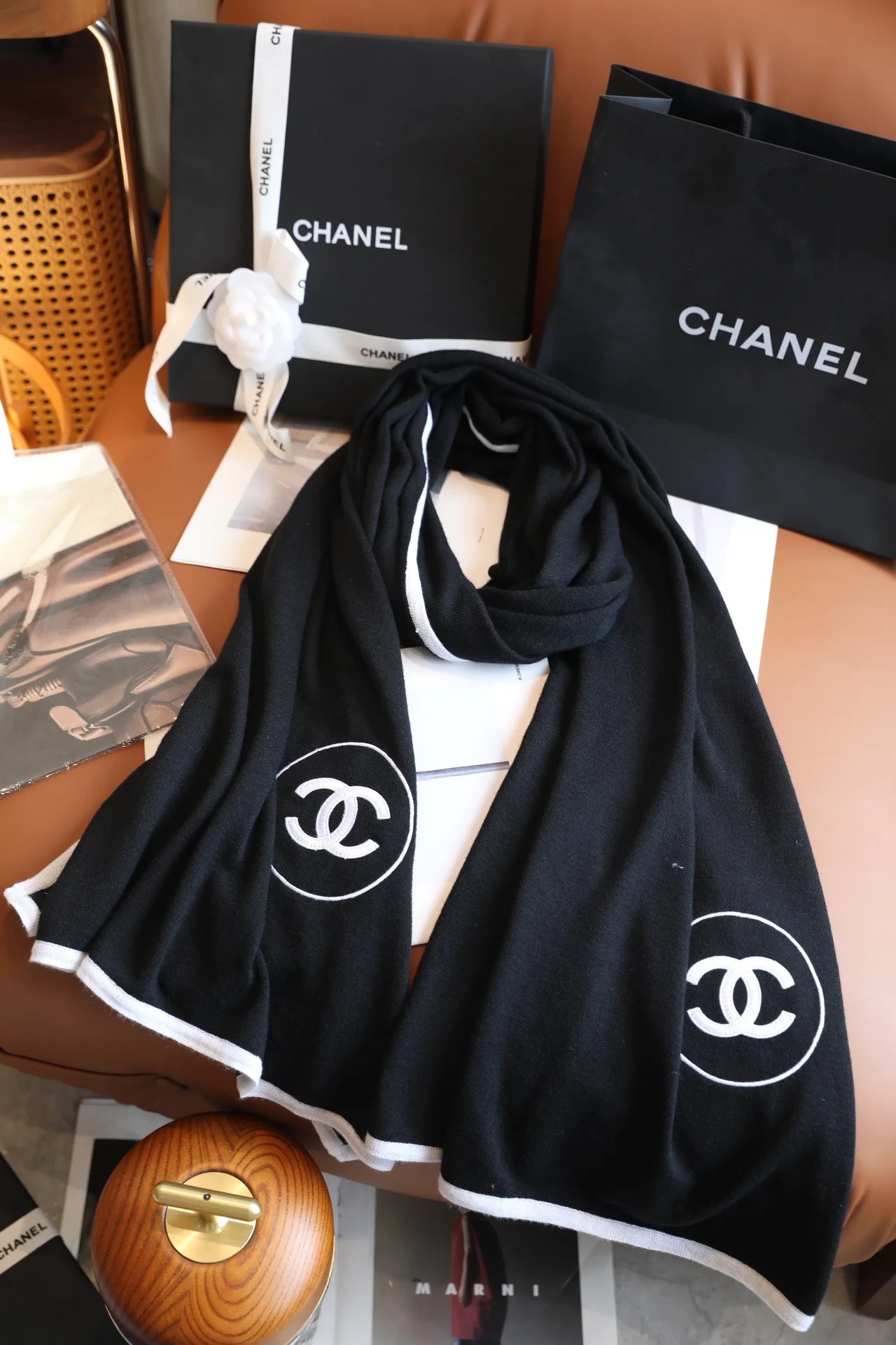 Chanel CC fringed knit scarf in Black & White · view 5