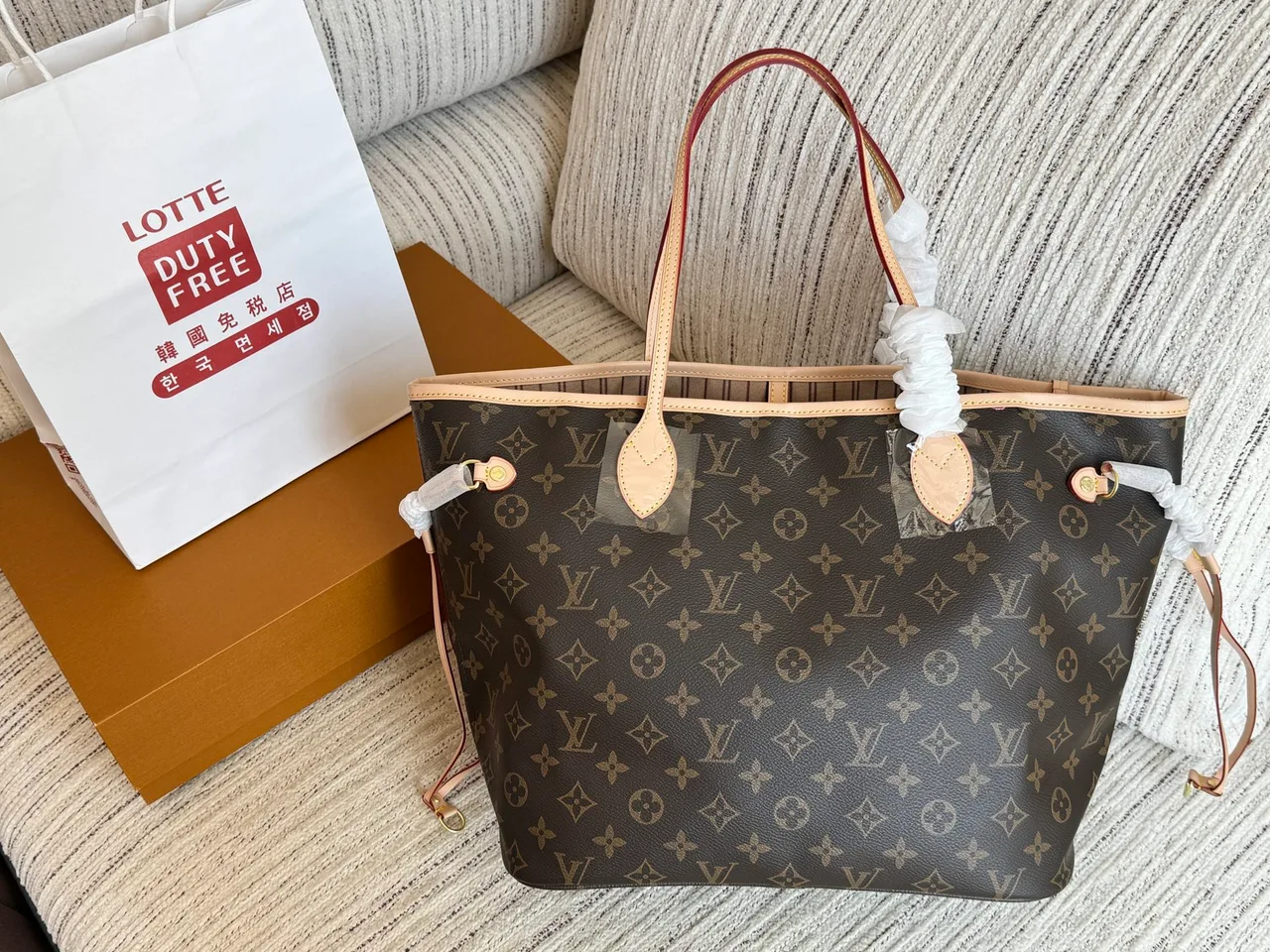 Louis Vuitton Neverfull Tote in Brown · view 2