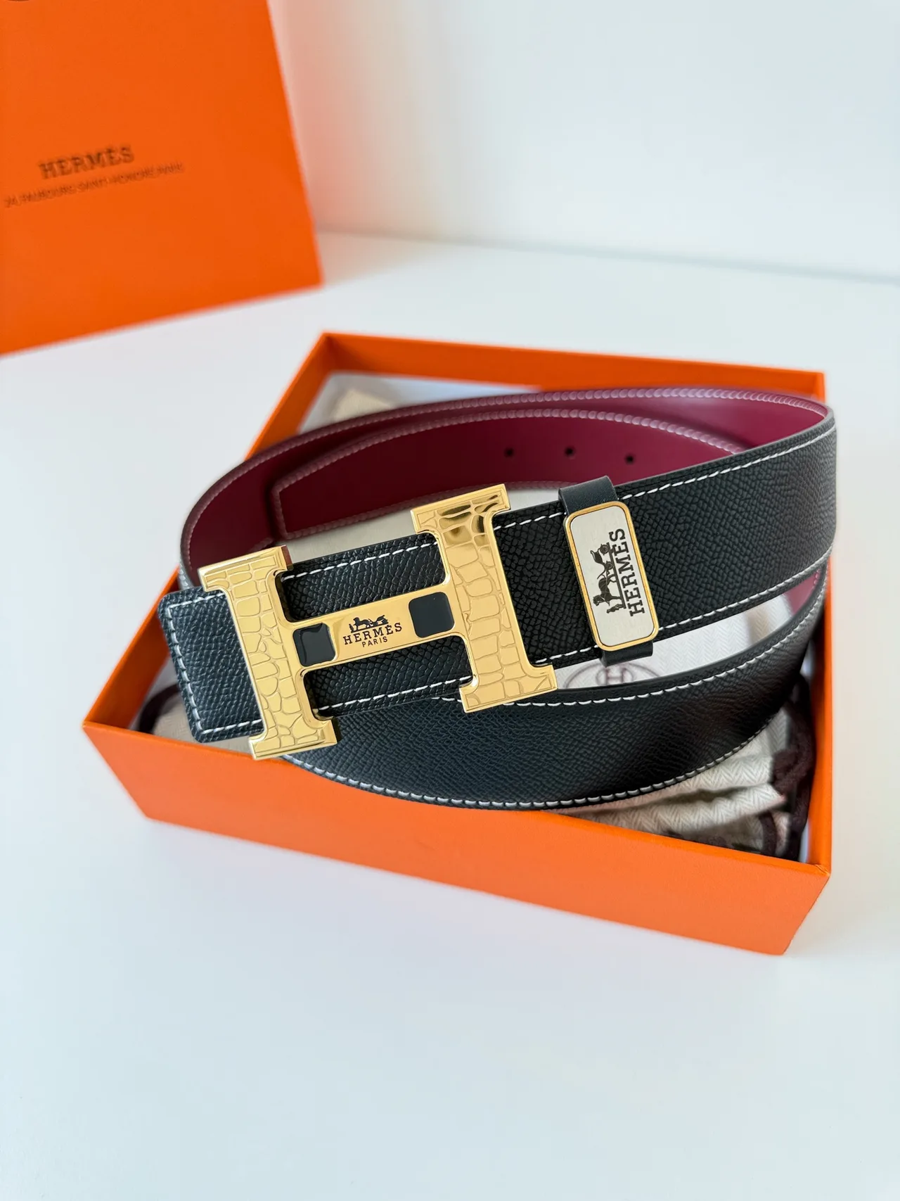 Hermes Reversible rectangular buckle belt in Black · view 2