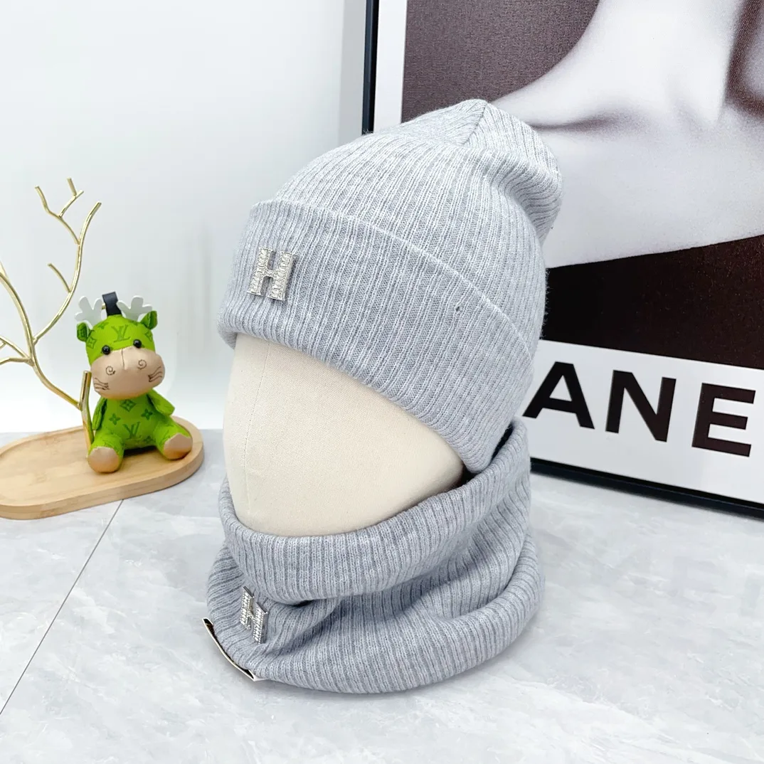 Hermes Wool Ribbed Hat Scarf and Gloves Set in Grey · view 2