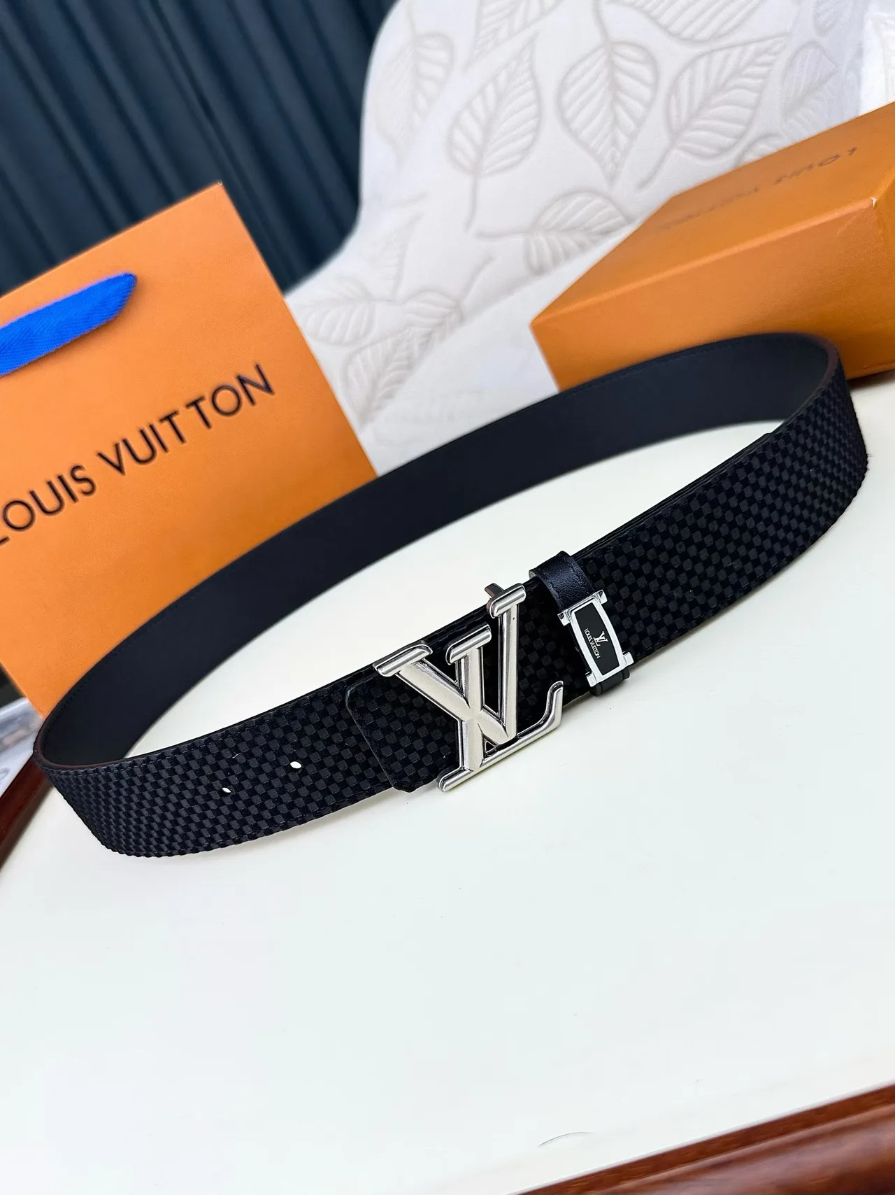 Louis Vuitton Textured LV buckle belt in Black · view 3