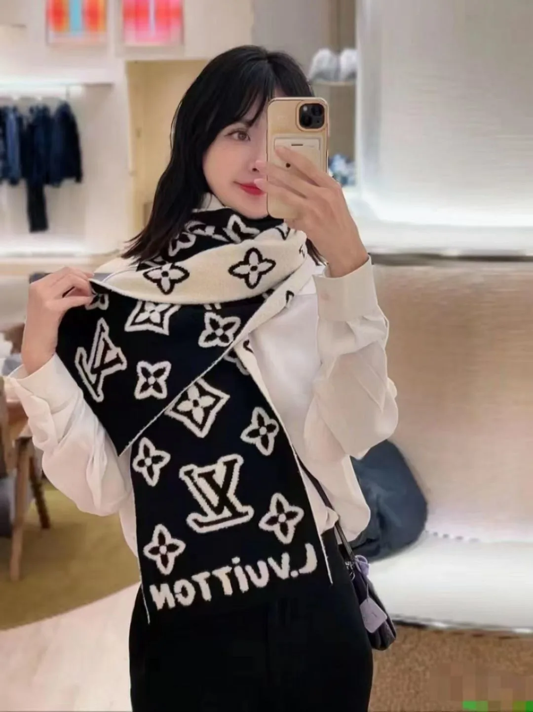 Louis Vuitton Cashmere Reversible monogram scarf in Black · view 2