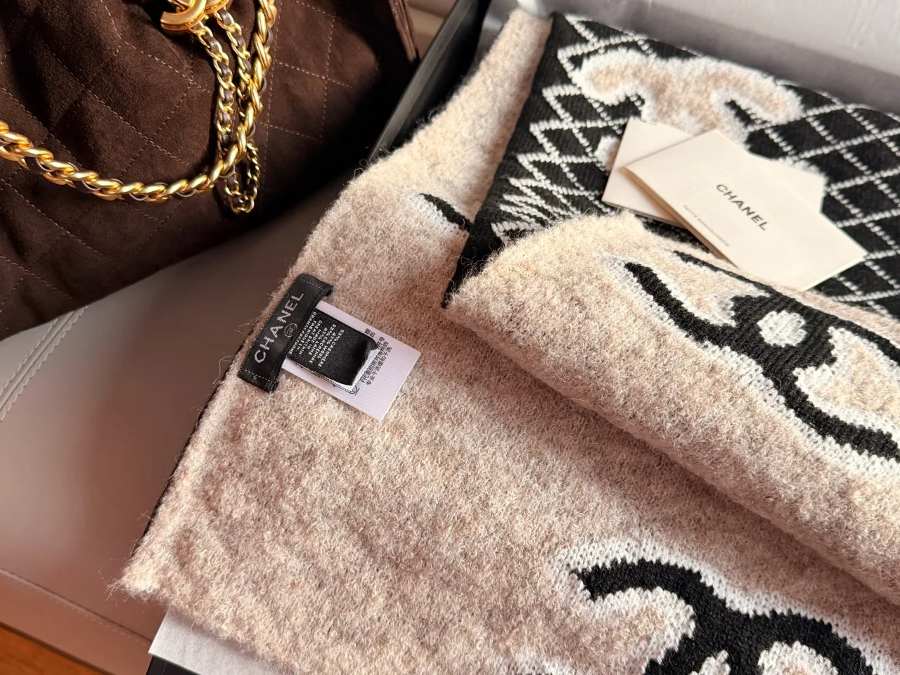 Chanel Reversible CC camellia scarf in Black · view 6