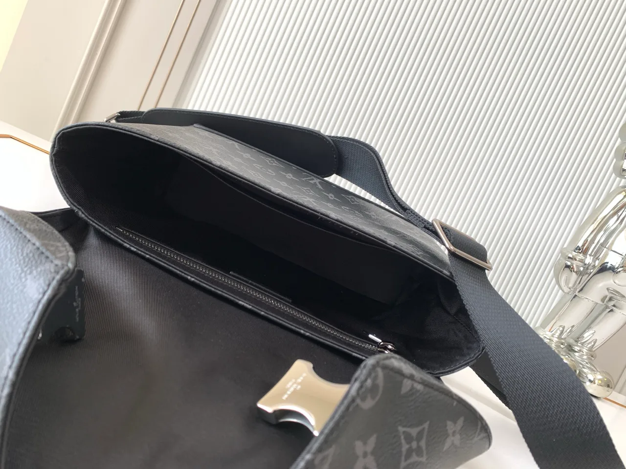 Louis Vuitton Canvas Monogram Handbag in Grey · view 7