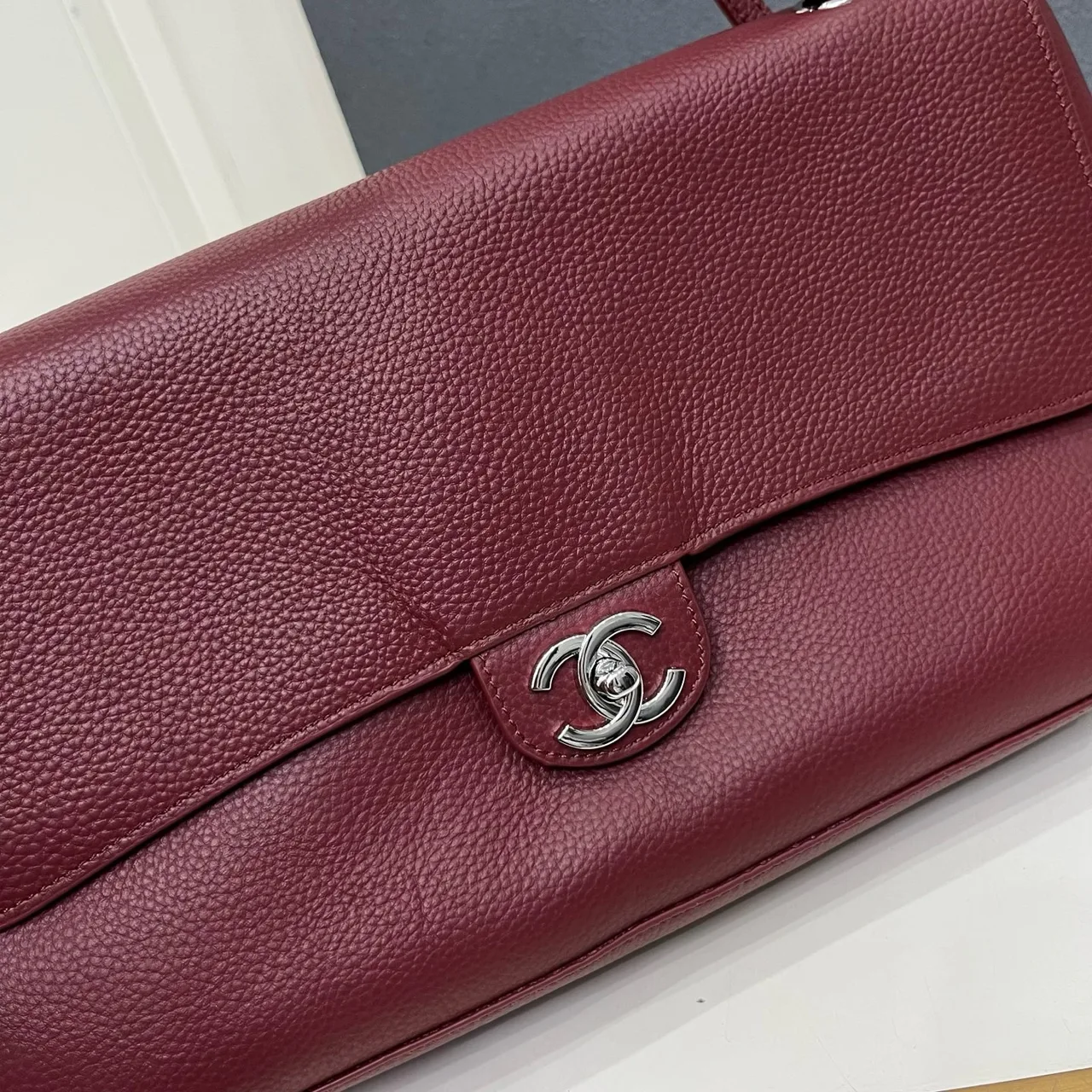 Chanel Smooth Handbag in Burgundy · view 5
