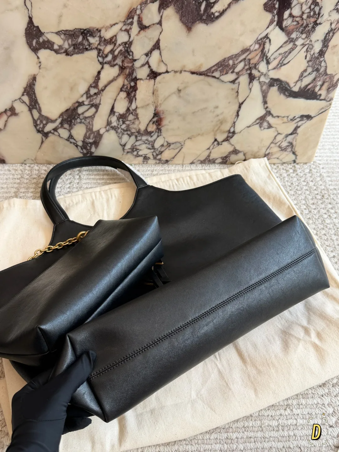 Saint Laurent Leather Glossy Le 5 a 7 tote with pictured pouch in Black · view 3