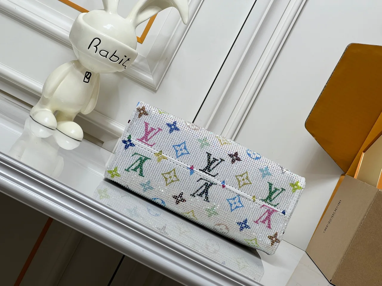 Louis Vuitton Leather OnTheGo Crossbody Bag in White · view 5