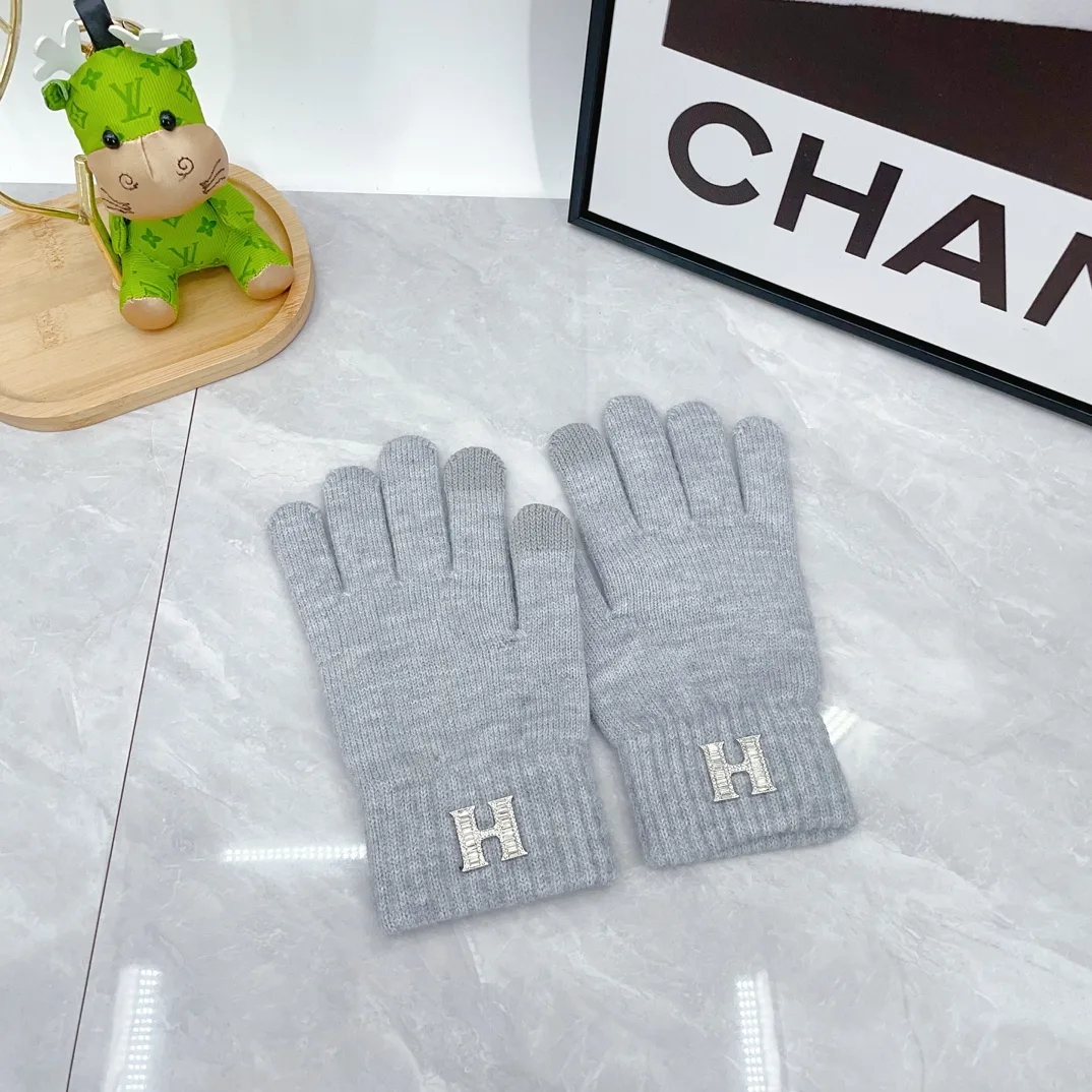 Hermes Wool Ribbed Hat Scarf and Gloves Set in Grey · view 5