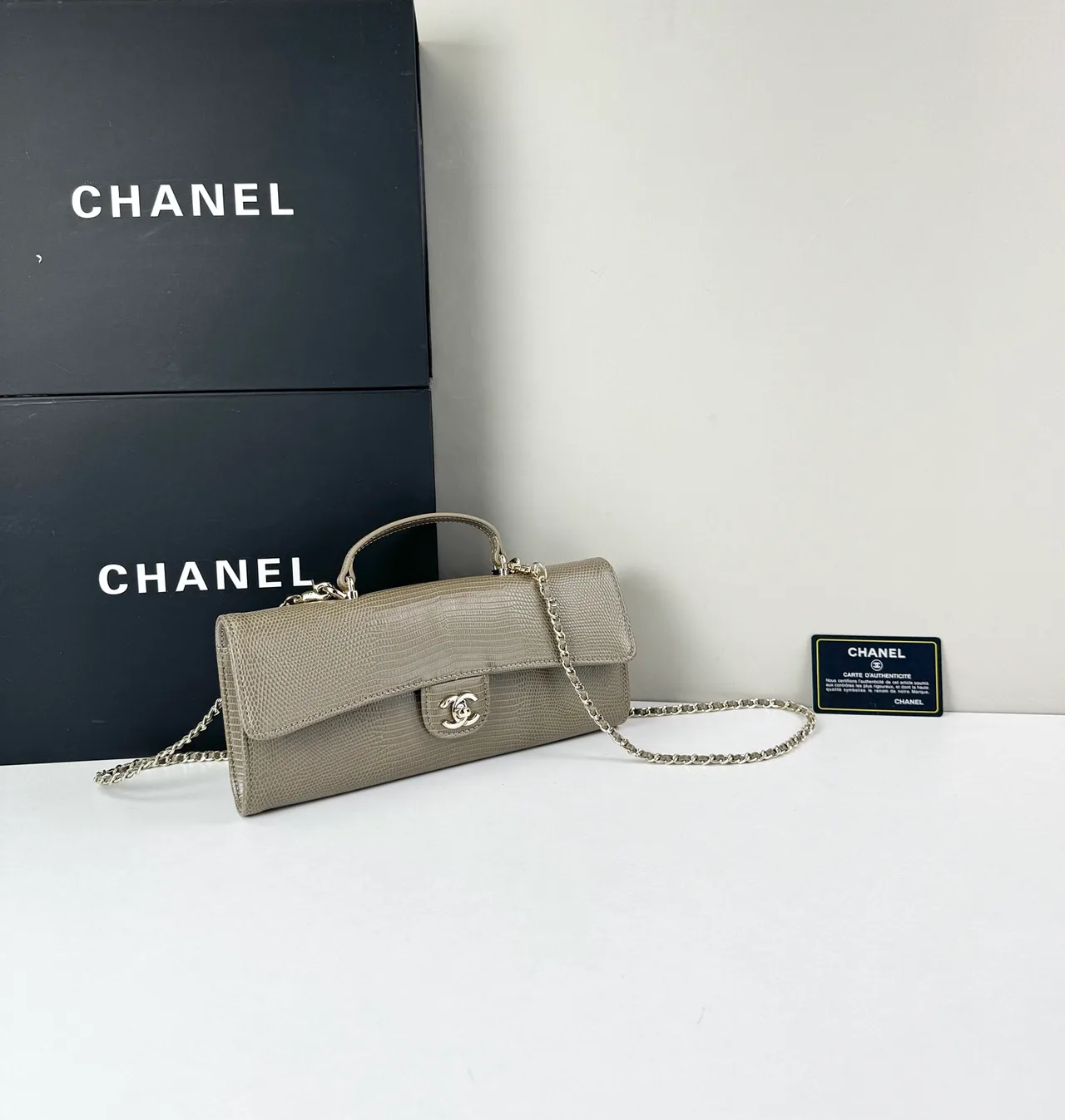 Chanel Baguette Clutch in Grey · view 3