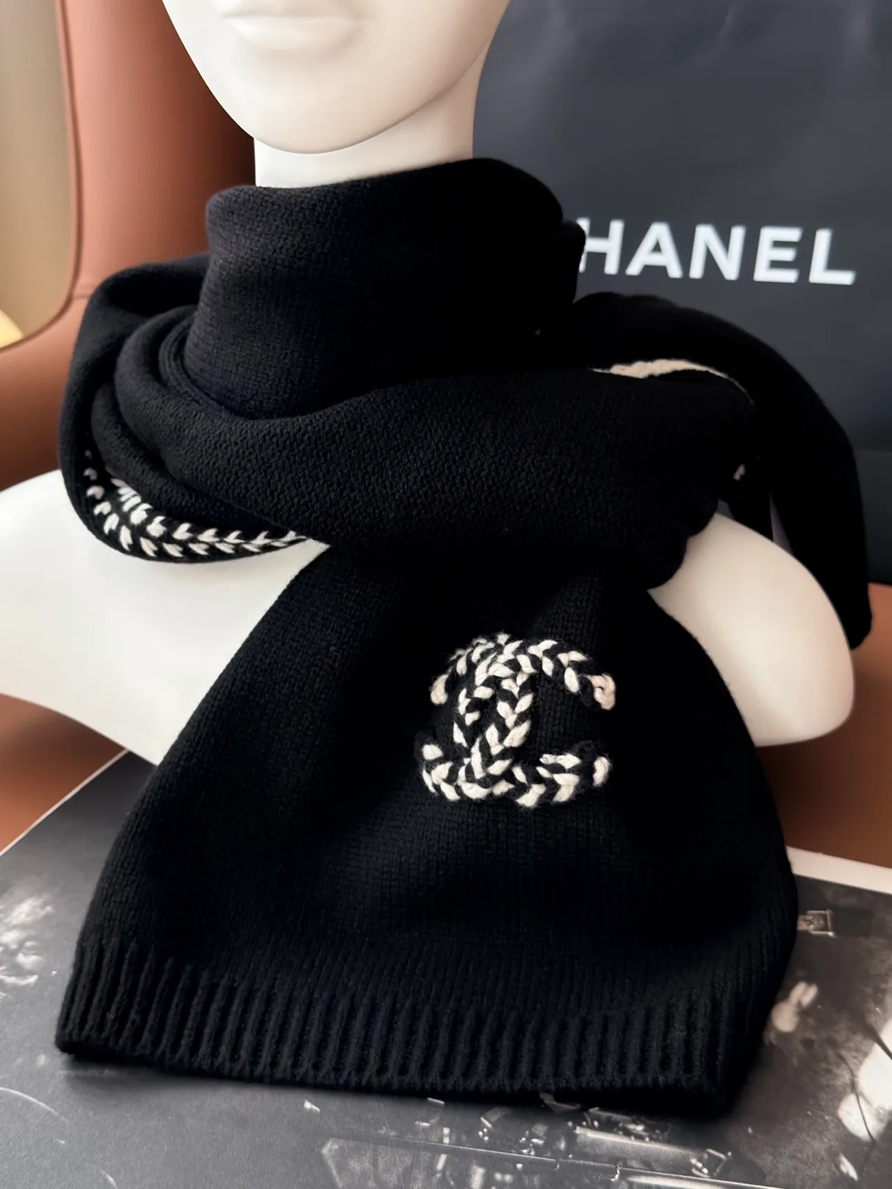 Chanel CC fringed knit scarf in Black / White · view 4