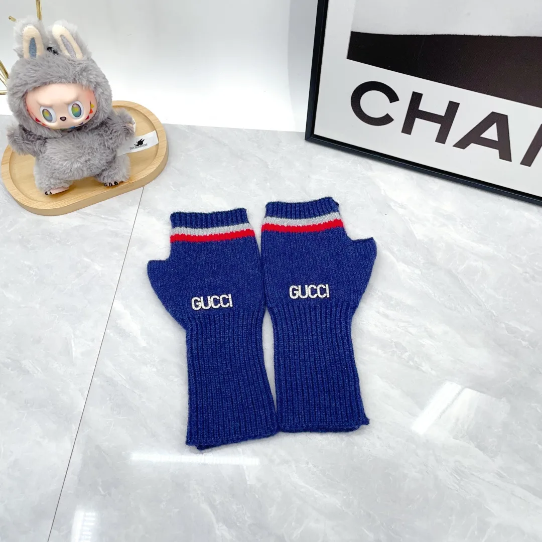 Gucci Wool Striped Embroidered Logo knit hat scarf and gloves set in Blue · view 7