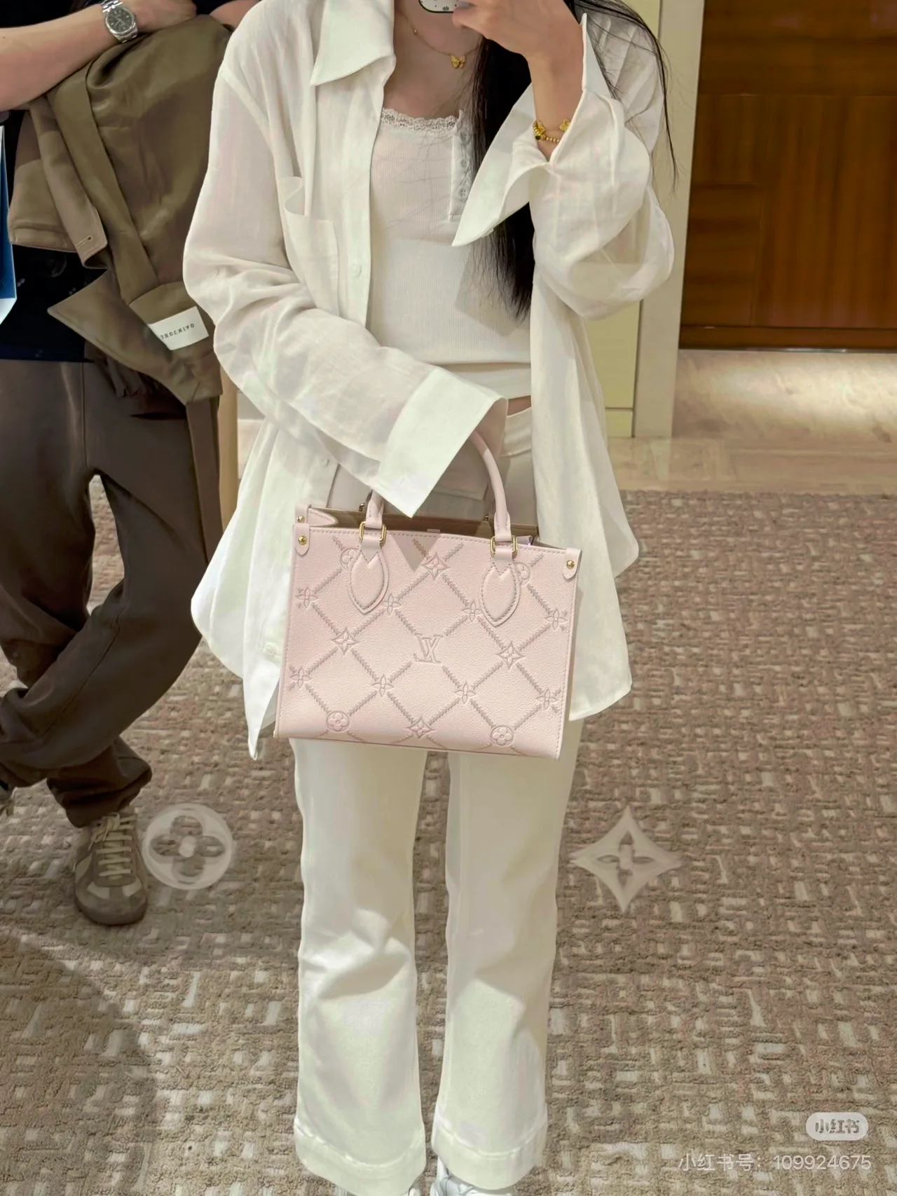 Louis Vuitton OnTheGo Tote in White / Pink · view 8