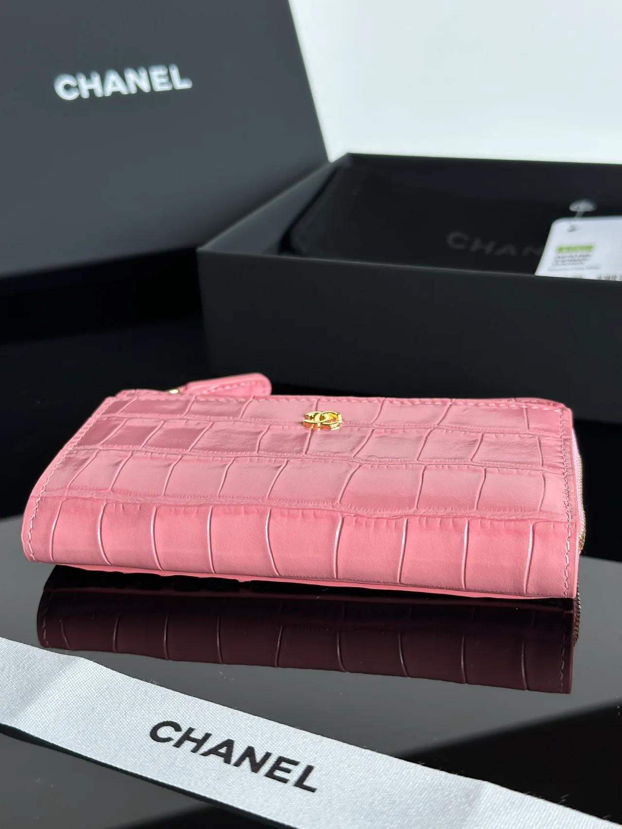 Chanel Glossy Wallet in Pink · view 5