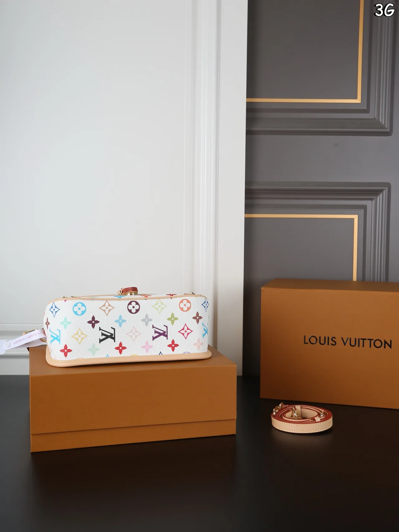 Louis Vuitton Baguette Shoulder Bag in White · view 4