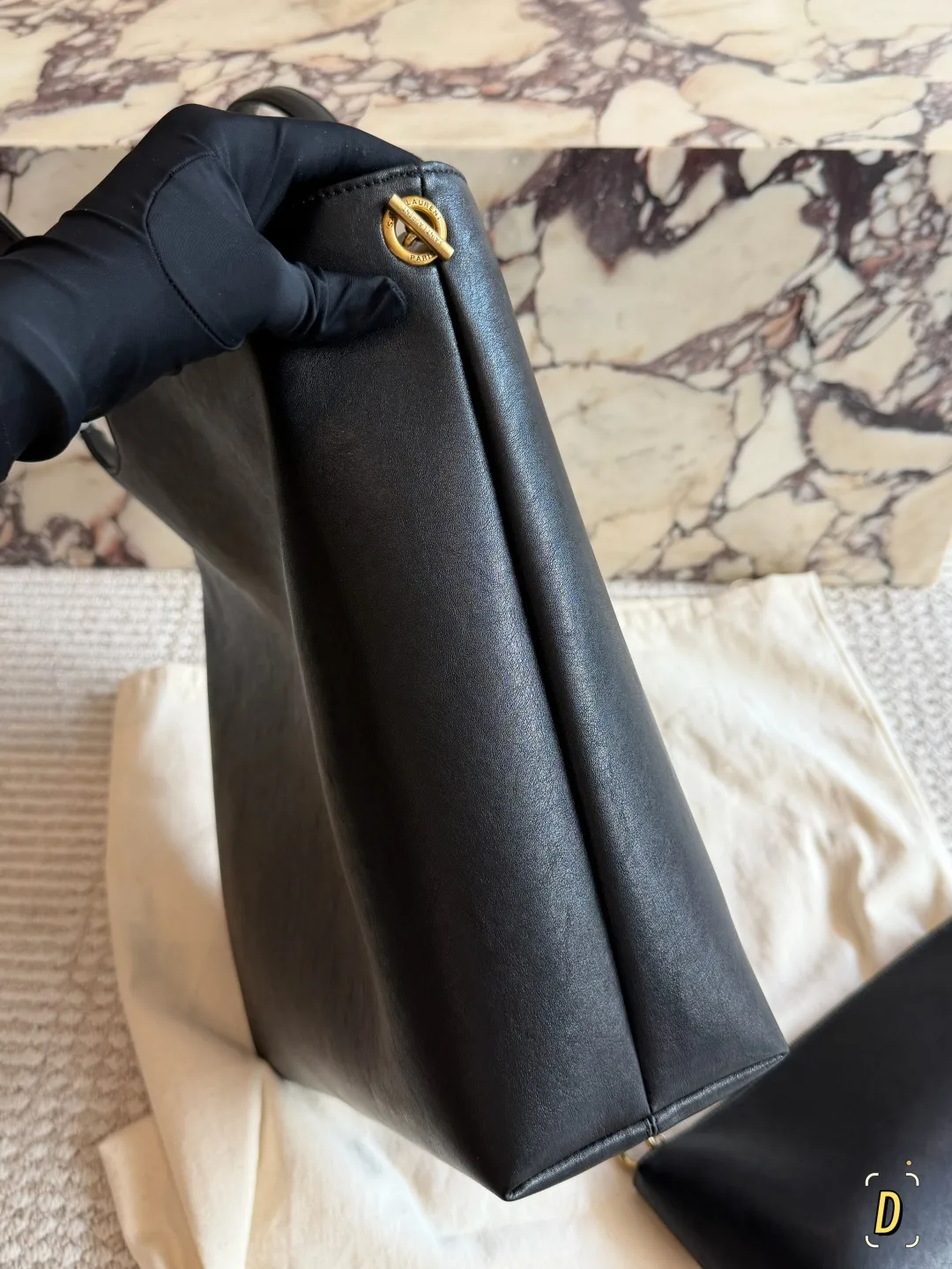 Saint Laurent Leather Glossy Le 5 a 7 tote with pictured pouch in Black · view 4