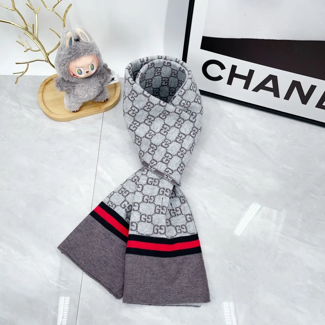 Gucci Cashmere Hat and Scarf Set in Grey · view 6