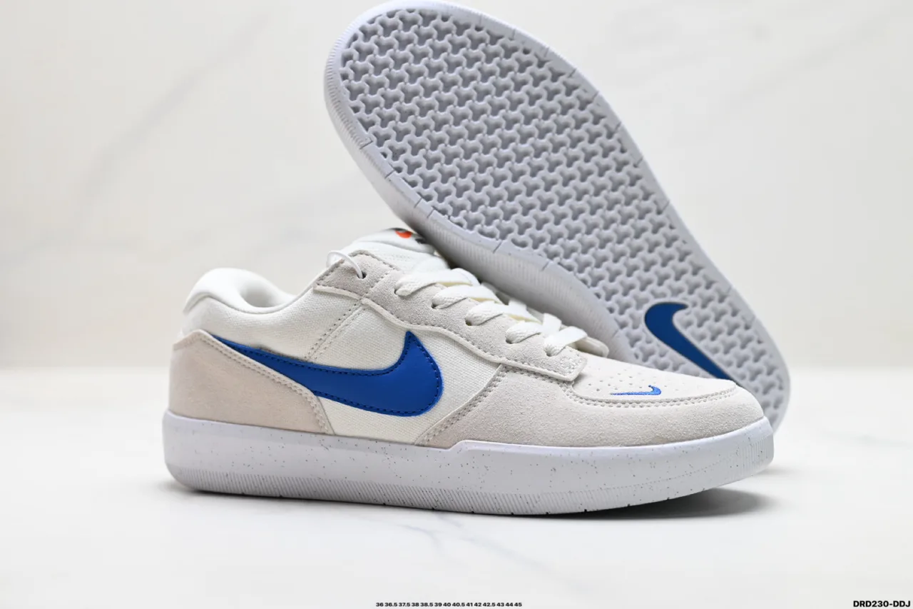 Nike Sneakers in White · view 7